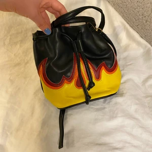 Cool väska svart väska med flames 🔥  - Shoulder bag/ crossbody    Köparen står för frakten 💕
