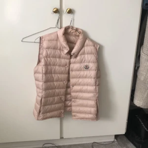 Moncler vest - Ljusrosa moncler vest😊