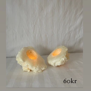 2 st ljuslyktor i fogskum 🤍 - Hej allihopa!✨ Vi är ett uf-företag som köper in inredningsdetaljer second hand för att göra om dom till en ny, modern produkt 🤍  Vi bidrar till en bättre miljö samtidigt som vi ger dig den där extra känslan i hemmet ✨🤍 frakt tillkommer.