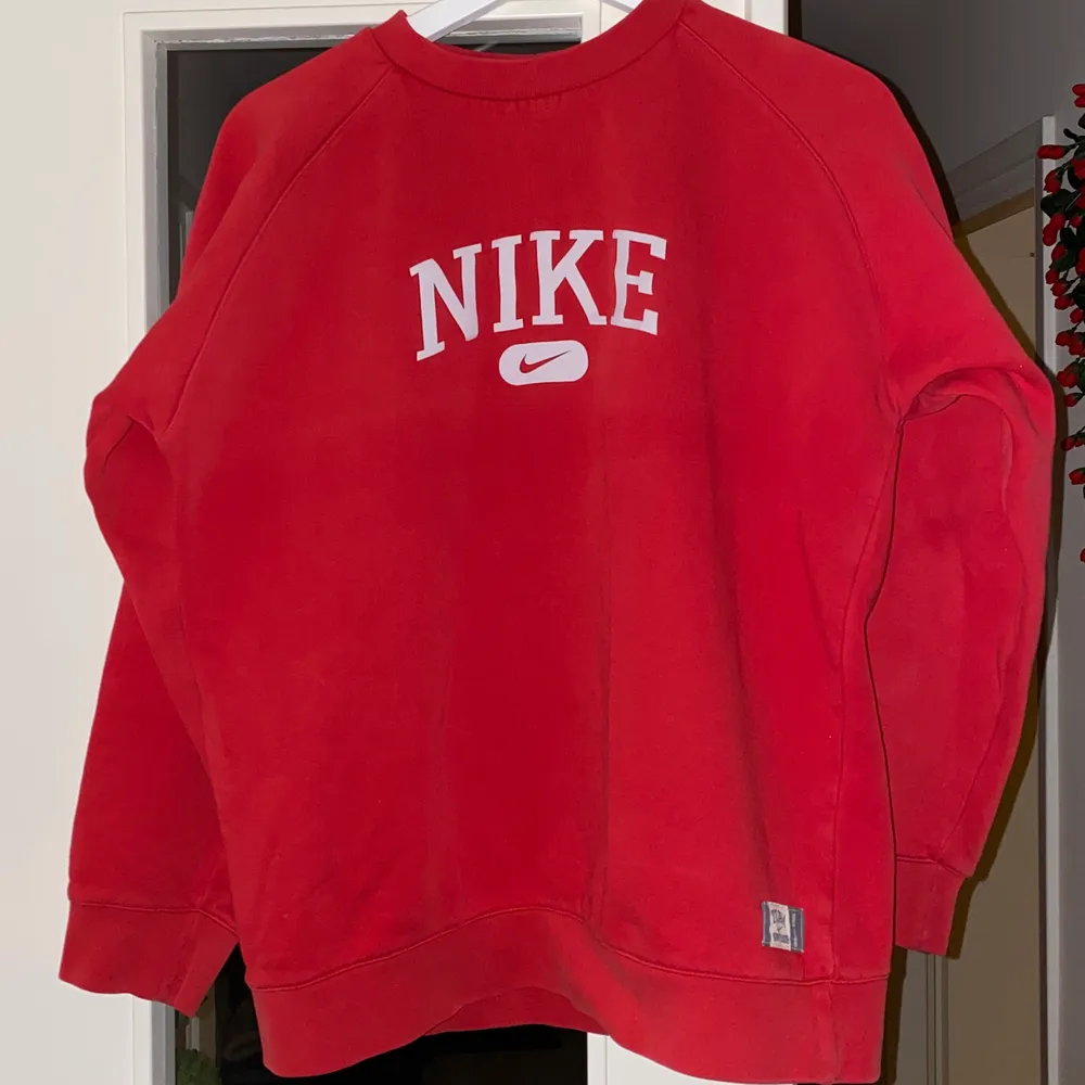 !!ÄKTA!! Vintage Nike sweatshirt i storlek s/m, sjukt bra skick. Köptes av min mamma på 90-talet. Har tyvärr inte använt den och nu är den för kort på armarna.(Jag är 176)den är oversized och skön på 🤍 Buda gärna, har också en ljusblå. Bud i kommentarerna. Hoodies.