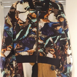 Jacka från monki - I mycket bra skick och passar xxs_ m