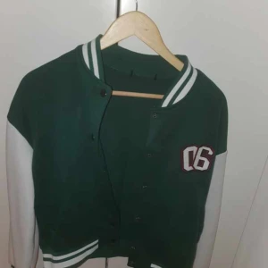 Varsity jacket - En jätte snygg varsity jacket som aldrig är använd för att när jag fick den insåg jag att den var för stor för mig. Så jag säljer den. Helt ny! Vet inte hur mycket frakt än men kommer att ta reda på det. Buda i kommentarerna!👍💓