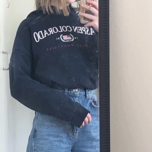 Hoddie från Ginatricot  - Jättefin Hoodie från Ginatricot i storlek Xs. Den är i bra skick. Köpte för 250kr och säljer för 150kr och gratis frakt💖