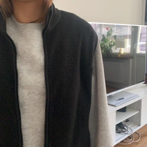 Teddy väst - Säljer min super najs teddy väst för att det inte kommer till användning! Skit najs nu till våren❤️ köparen står för frakt! Inga defekter, bra skick