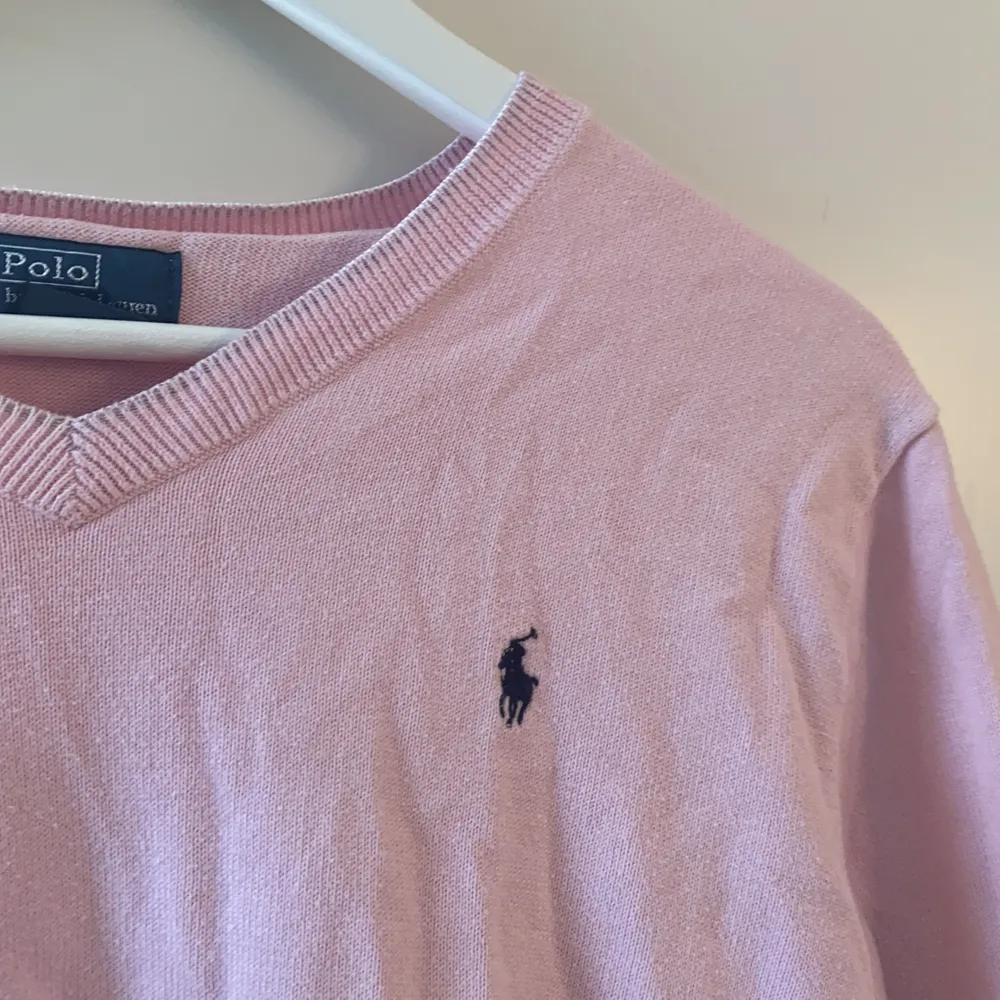 En pastellerna tröja från Ralph Lauren i strl XL (18/20) men skulle säga att den motsvarar en S. Den är välanvänd men i gott skick.. Tröjor & Koftor.