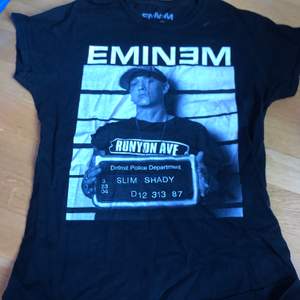 Eminem tröja köpt för 2 år sen som tyvärr inte kommer till användning. Har några defekter (se bild 2 och 3) som att texten är lite sprucken (men den faller ej av) och även en vit fläck. Storlek L men är lite mer som M. Nypris: 200kr. Pris: 90kr. Kan fraktas men du står för frakt!🥰