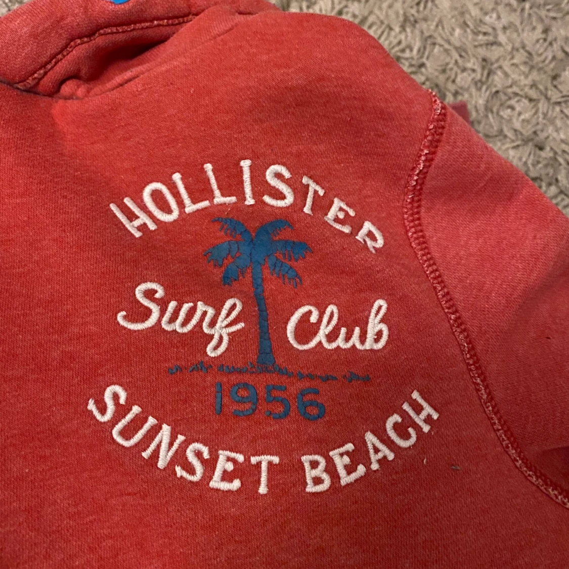 Röd hollister hoodie - 90