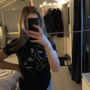 Tshirt med fint tryck - Tshirt med jätte fint tryck🤎