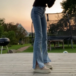 BOOTCUT MED SLITS ✨ - Säljer dessa helt oanvända bootcut jeans från Gina, köpa i somras men har aldrig kommit till användning ❤️ frakt tillkommer!