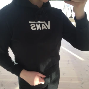 Vans hoodie - Köpt för 700 på vans egen hemsida. Den har inte kommit till mycket användning, är i riktigt bra skick!:D Frakt tillkommer