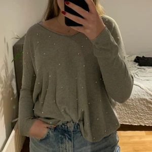Tröja med pärlor i S - Snygg tröja med små pärlor fastsydda från Zara i S. Använda tyvärr inte längre så därför säljer jag den💕 köparen står för frakt!