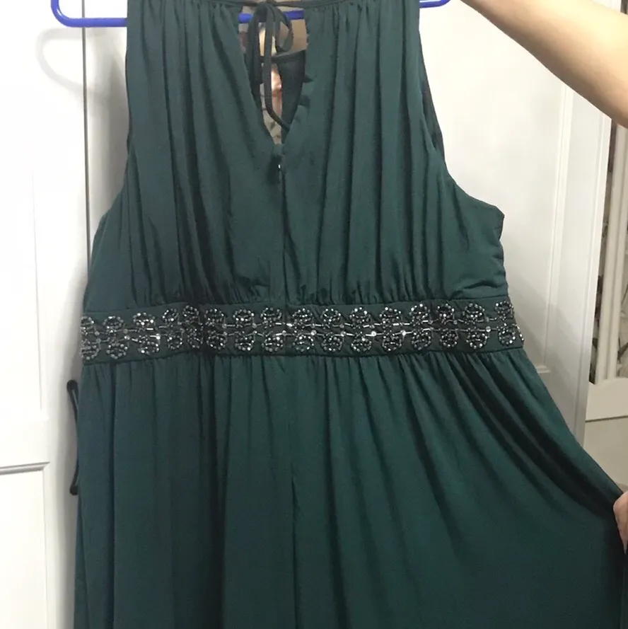 Helt oanvänd ny klänning med storleken 48-50. Den kostar (kolla bilden) . Klänningar.