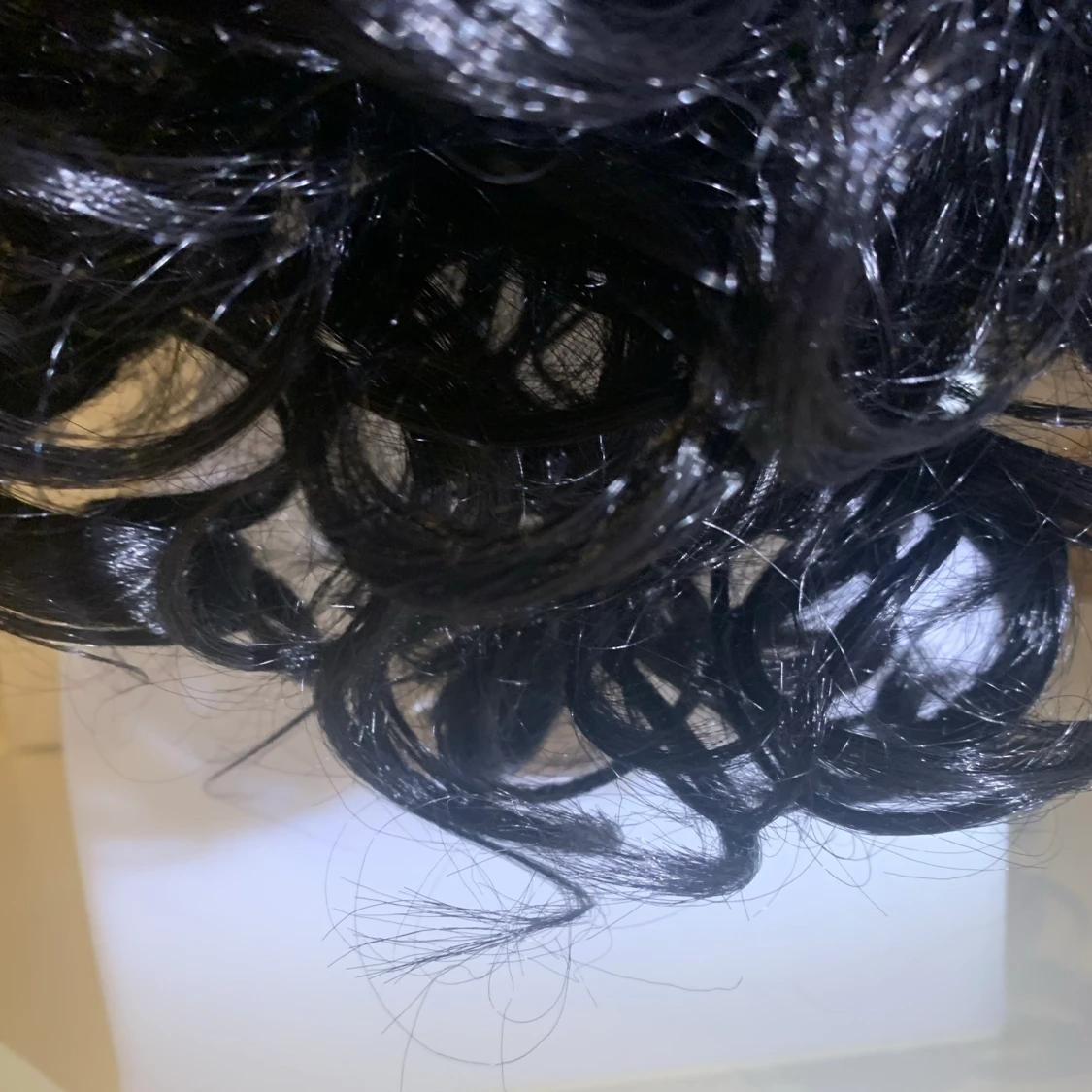 Peruk svart kort krulligt  - 90