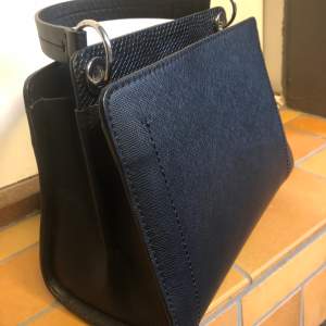 Fin, ny oanvänd handväska från Zara i läderimitation. Väskan är i ”hårt” material. 