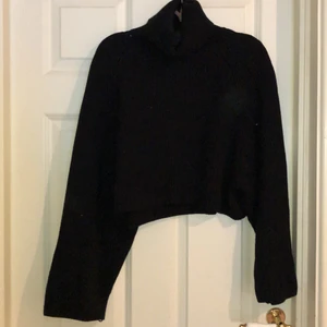 Tröja - Svart stickad polo tröja med vida armar och den är croppad