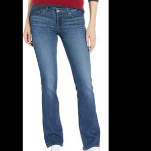 Lågmidjade Levis jeans ”715 bootcut” i storlek 25. Bra skick! Kunden står för frakt(: