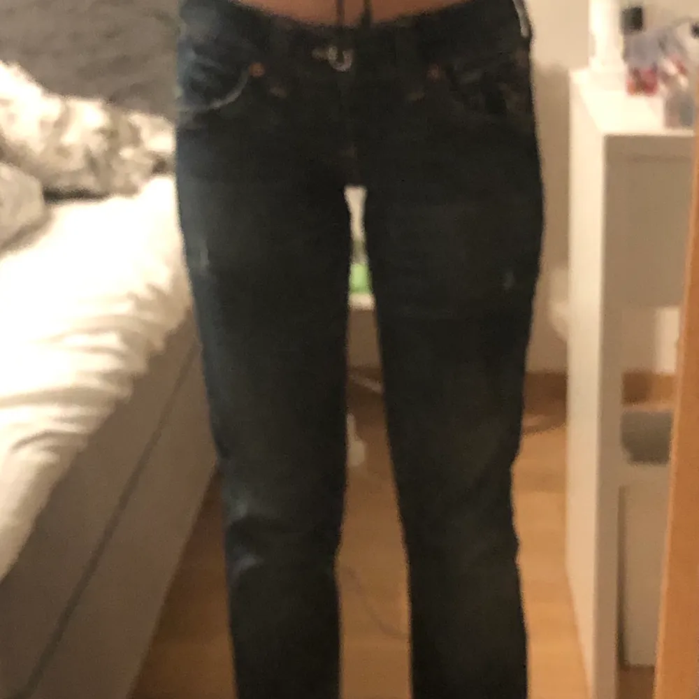 Assnygga true religion jeans i storlek 28, passar som en st 27 skulle jag säga.😊 Fint skick. Är ganska långa på mig som är 167, dessutom mid-/lowwaist.. Jeans & Byxor.