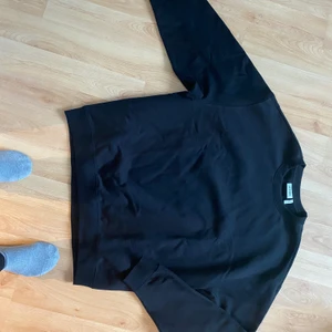 Tröja från Weekday, helt oanvänd! - Helt ny tröja från weekday, min sambo slet av prislappen innan han testade den och den var fel storlek. Den är alltså helt oanvänd. Tröjan heter Oversize och är också en oversize fit i strl Medium. Färg svart.  Nypris 300kr, vårt pris 180kr