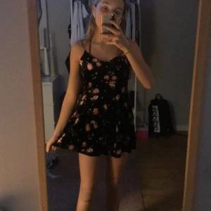 H&M byxdress  - Älskar denna byxdress men den är för liten, har sytt upp banden men dom är enkla att spretta upp. Vet inte frakten en men kontakta mig om du är intresserad 💕💕