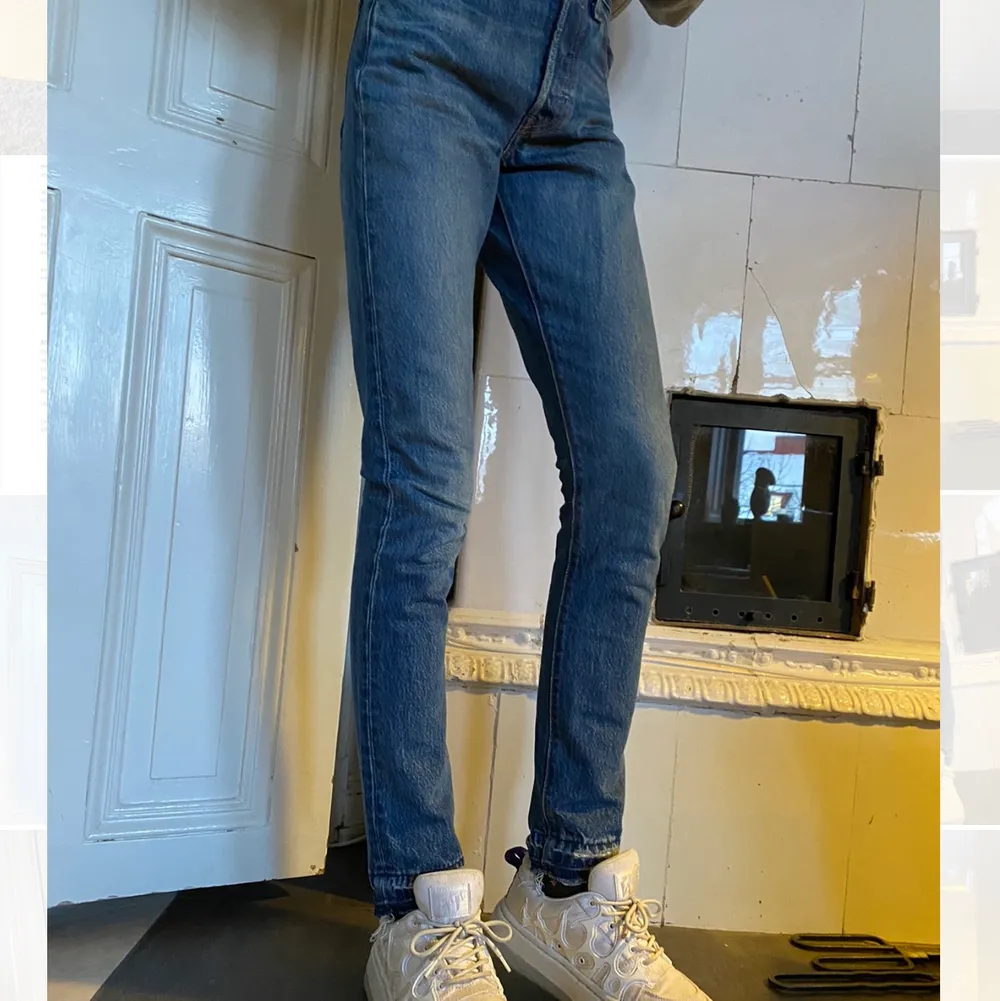 Levis jeans 501 i nyskick i fin blå färg. Mycket sällan använda! Förlängda ca 2 cm i benen. Stl W23 L30/31.💕. Jeans & Byxor.