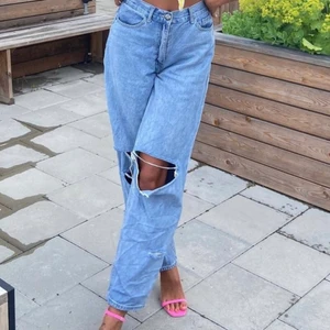 Ripped boyfriend jeans stlk 38 - Fina boohoo-jeans med långa ben 👖 aldrig använda, lapparna fortfarande kvar! Priset är exklusive frakt 🥰🥰