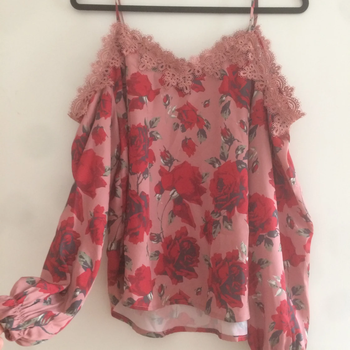 Off-shoulder blus