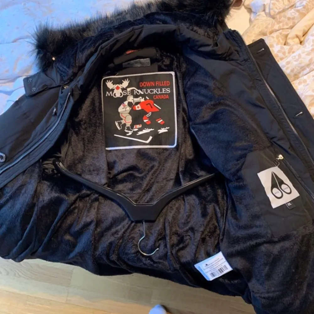 Varumärke Morgan B . En Black edition moose knuckle 3Q jacka köpt från johnells . Köpt till min man men passformen var för liten och kvittot borttappat . Därav den låga priset . Möts i Jönköping city men frakt går oxå att ordna. Mvh Felicia . Takit.