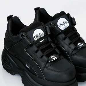 Buffalo london - Söker buffalo london skor i storlek 38-39 i vit eller svart som har bra pris. Eller nån som vill byta om mina jätte fina i storlek 40. 