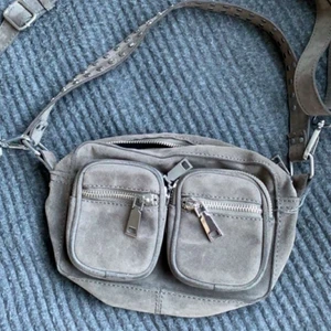 ÄKTA noella väska💕 - Sjukt fin brun noella väska! Perfekt till att förvara små saker såsom smink, mobil, nycklar! Använd ungefär tre gånger och den är sjukt bekväm över axeln, men jag behöver tyvärr sälja den då jag har för många väskor💕 Jag går med på nästan alla bud!🥰