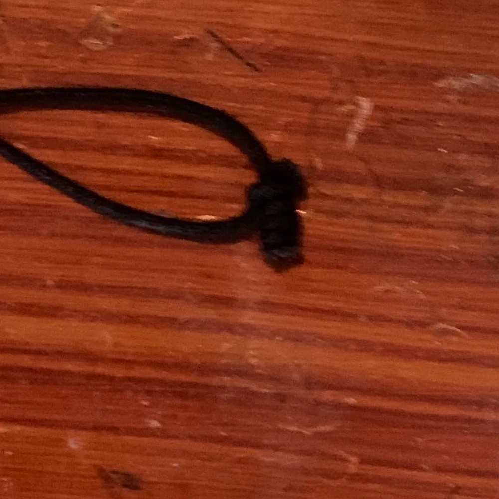 Ett svart halsband köpt second hand med blå dödskalle. Fråga om mer bilder om det behövs. Accessoarer.