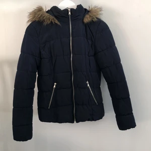 Vinterjacka strl 38 - Blå vinterjacka från hm strl 38. I bra skick. Säljes roll väldigt bra pris, 50kr. 