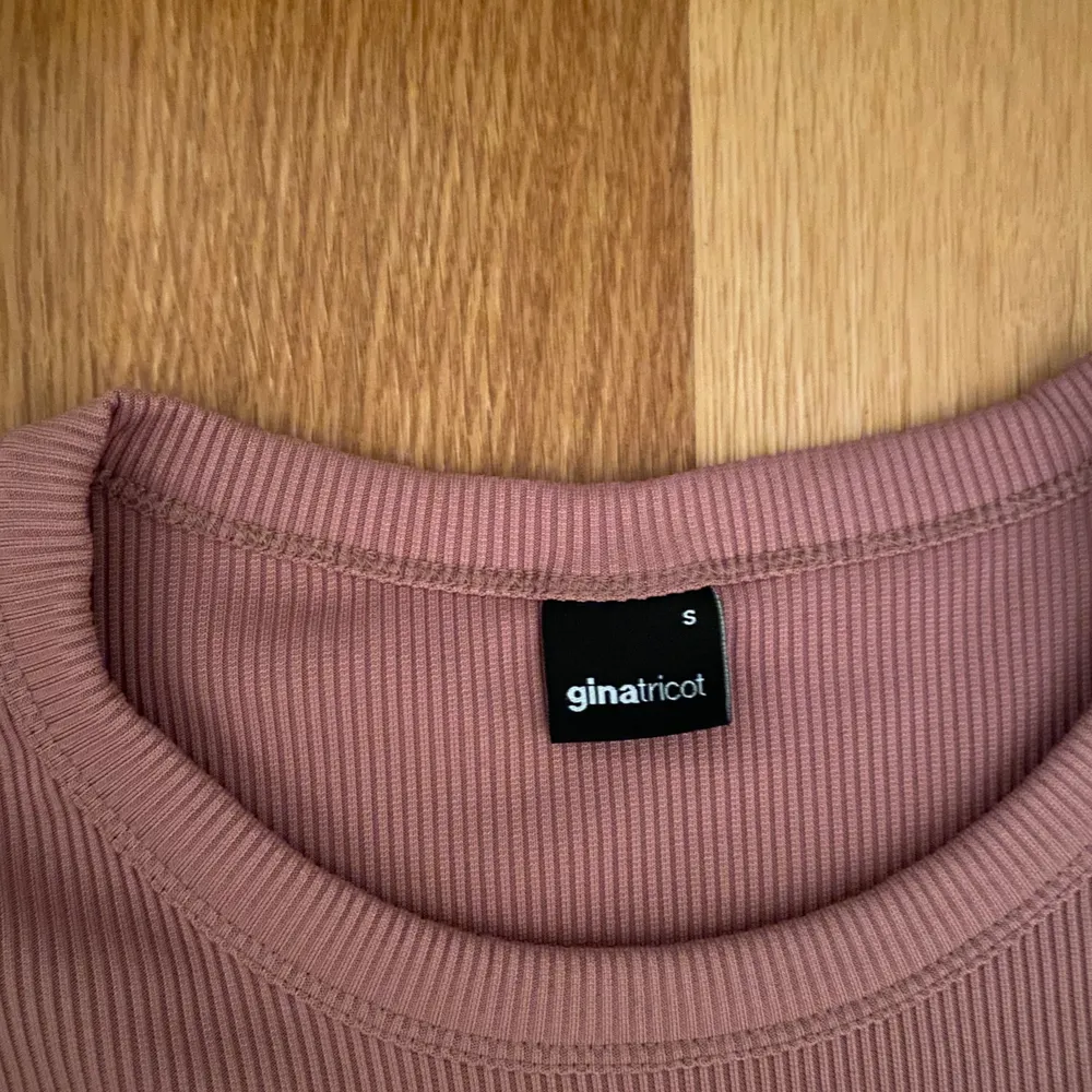 Säljer dessa 2 likadana tröjor från Gina, båda är i storlek S men passar än som brukar ha XS också. Har aldrig använt den rosa men använt den svarta ett annat gånger men båda är i nyskick. Köpte de för 200 kr styck. En kostar 50 kr men om man köper båda så kostar det 80 kr. Köparen står för frakt.. Tröjor & Koftor.