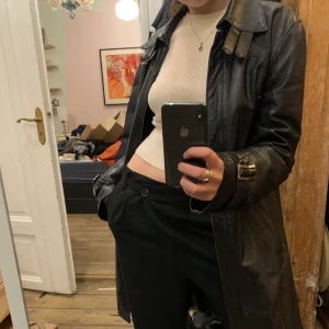 Läderkappa - SKIT SNYGG läderkappa köpt second hand i paris, kmr inte till användning längre. 💜💜