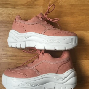 VOX - Sneakers - Storlek 42 - Snygga sneakers använda 1 gång. 