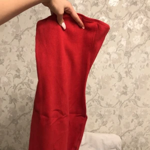 En röd tajt klänning utan armar  - Hej! Denna klänning sitter som en smäck men jag har gått upp i vikt och får inte på mig denna därför används den intePris: 50kr utan frakt Originalpris: 200kr 