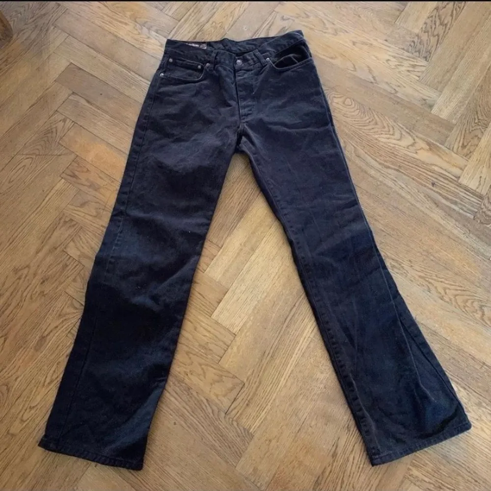 Marlboro jeans från 90 talet (cigg.) baggy, osäker på storleken men sitter lite baggy på mig som brukar ha size 32 . Jeans & Byxor.