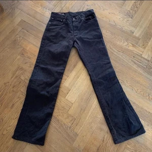 Marlboro jeans  - Marlboro jeans från 90 talet (cigg.) baggy, osäker på storleken men sitter lite baggy på mig som brukar ha size 32 
