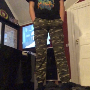 Camouflage byxor - Snygga camouflage byxor jag köpte för 250 kr. Väldigt stretchiga och nästan aldrig använda! Köparen står för frakten❤️