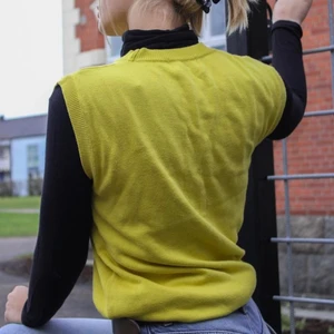Väst - Säljer denna fina gula västen! Så härlig färg inför våren! Buda ifrån 130kr! (Budet måste alltid höjas med minst 10kr) storlek: L. modellen på bilden är 188cm. Lånade bilder från UF företaget jag köpte västen från:)