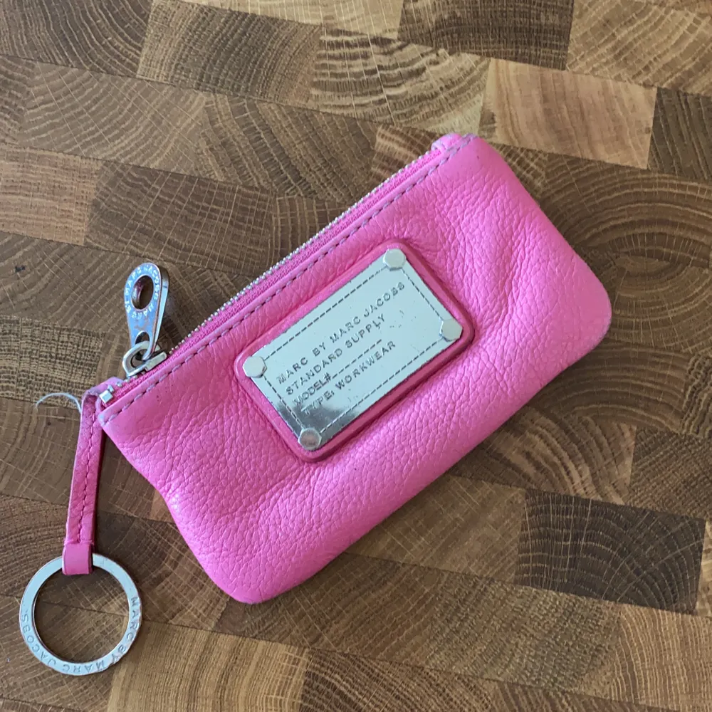 En fin rosa key pouch från Marc Jacobs i använt skick men fin ändå! Säljer pga kommer inte till användning . Väskor.