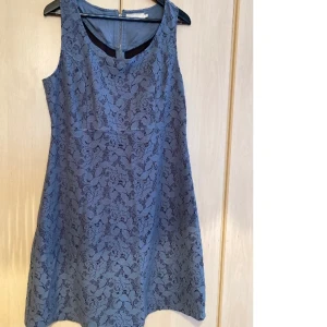 Klänning i strl XL - Jätte fin klänning i str XL. Färgen som det ser ut på bilden