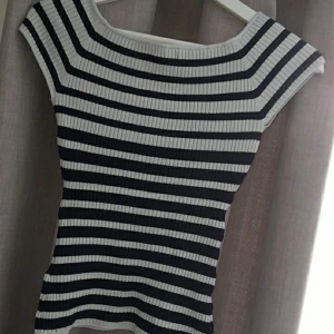 Randig t-shirt  - Jag säljer min randiga t-shirt för att jag aldrig använder den mer. Det är ett mycket stretchigt material vilket göra att nästan alla storlekar kan ha den. Det är storlek XS men passaräven S och M.