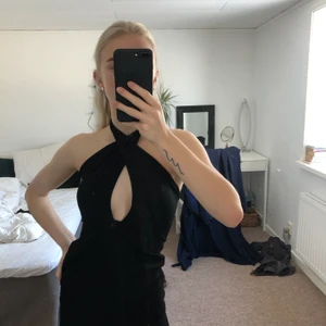 Black front crossed dress - Svart korsad klänning med halterneck och öppen rygg från missguided. Köptes till nyår men användes aldrig.  Väldigt snygg och passar till flera tillfällen.