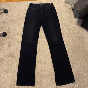 Svarta jeans från pull & bear med slits på innersidan av benet. Buda privat. 