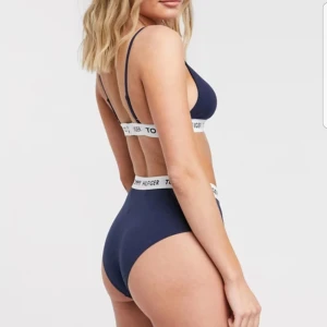 Tommy Hilfiger High Waist Bikini Brief - Säljer en oanvänd trosa från Tommy Hilfiger! Den är röd/rostfärgad som visas på bild 2. Som sagt, aldrig använda. 