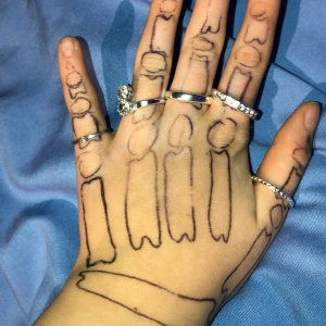 Säljer dom här Ringarna för 10 kr styck - Säljer dom här ringarna för 20kr styck äckta silver förutom den på lilfingret den kostar bara 2kr ni betalar frakten 