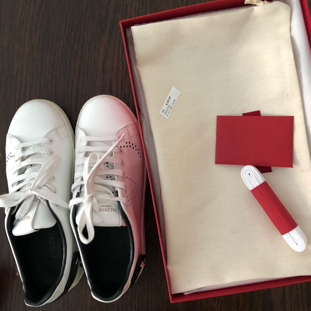 Säljer mina helt nya Valentino V Sneakers, använda en gång men passar tyvärr inte min fot. Storlek 36, passar även 37 (brukar ha 37) då de är stora i storleken. Äkthetsintyg, dustbag och helt nya skosnören kommer med. Nypris 5500kr, köpta på Valentino Garavani butiken på flygplats.. Skor.