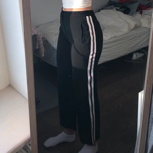 Kostymbyxor Strl M - Jättesnygga kostymbyxor från Zara i Strl M med ränder på sidan💕 säljer då de är lite för korta för min smak(är 179cm)💖