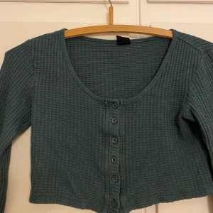 Långärmad topp från Urban outfitters💚 - Kort croppad långärmad topp från Urban Outfitters i  stretchigt och superskönt material. I mycketbra skick då den knappt använts. Pris kan som vanligt diskuteras💚♻️