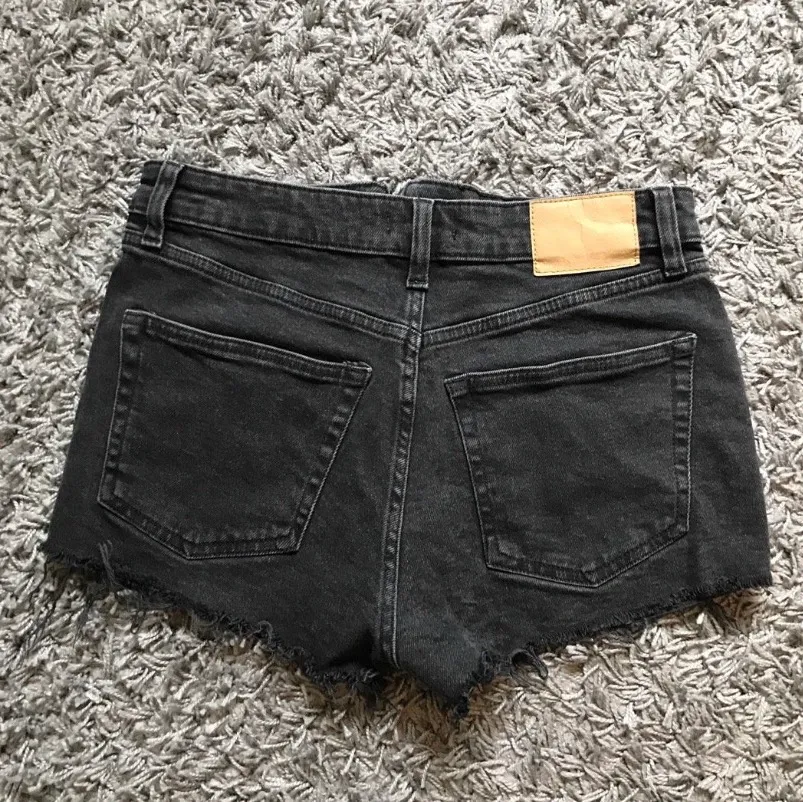 Urtvättade svarta slitna jeansshorts. SJUKT snygga men för stora för mig:(  . Shorts.